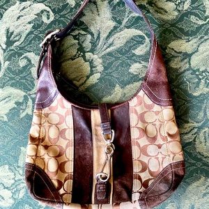 Authentic COACH E05Q 8K10 Hobo Signature Handbag